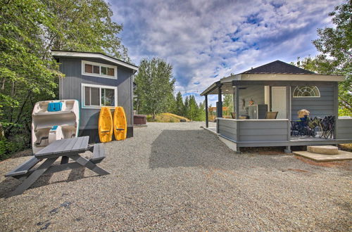 Foto 6 - Wilderness Glamping: Eureka Tiny Home w/ Hot Tub