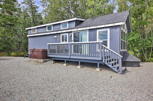 Foto 9 - Wilderness Glamping: Eureka Tiny Home w/ Hot Tub