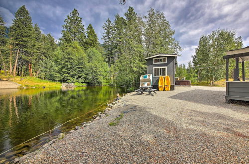 Foto 4 - Wilderness Glamping: Eureka Tiny Home w/ Hot Tub