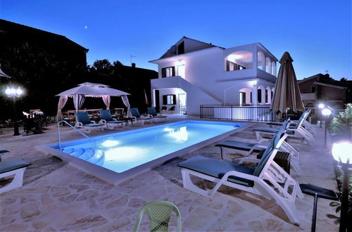 Foto 24 - Luxury Beachfront Villa With Pool for two Families