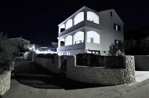 Photo 59 - Luxury Beachfront Villa With Pool for two Families