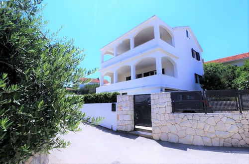 Foto 58 - Luxury Beachfront Villa With Pool for two Families