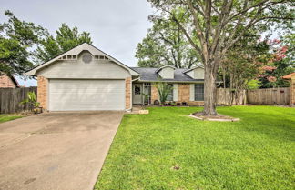 Foto 1 - Cozy Irving Home w/ Fully Fenced Backyard