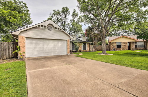 Photo 14 - Cozy Irving Home w/ Fully Fenced Backyard