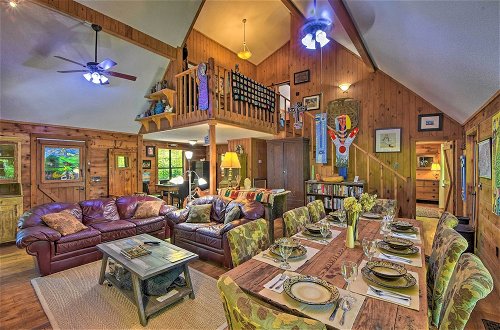 Foto 35 - Enchanting Cabin w/ Mother-in-law Suite: Mtn Views