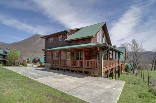 Foto 40 - Maggie Valley Cabin w/ Private Hot Tub & Game Room