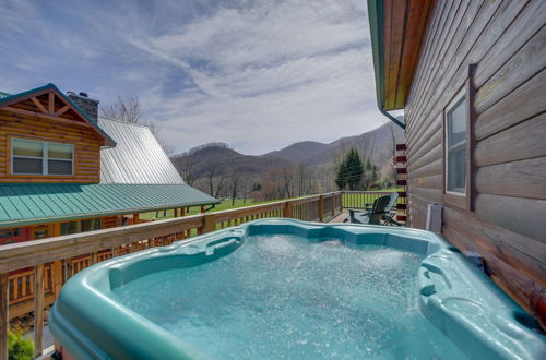 Foto 42 - Maggie Valley Cabin w/ Private Hot Tub & Game Room