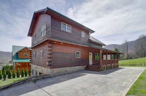 Foto 6 - Maggie Valley Cabin w/ Private Hot Tub & Game Room