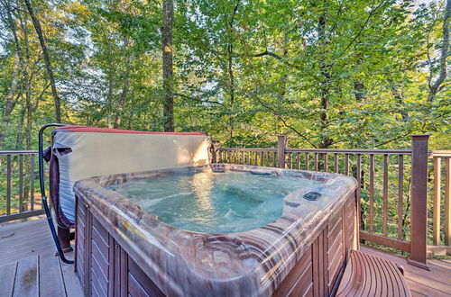 Photo 18 - Creekside Cabin With Deck, Hot Tub & Fire Pit