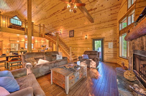 Photo 9 - Creekside Cabin With Deck, Hot Tub & Fire Pit