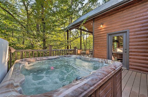 Foto 5 - Creekside Cabin With Deck, Hot Tub & Fire Pit