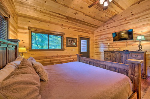 Photo 10 - Creekside Cabin With Deck, Hot Tub & Fire Pit