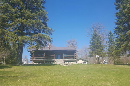 Foto 2 - Wonderful Home on Sand Lake w/ Expansive Porch