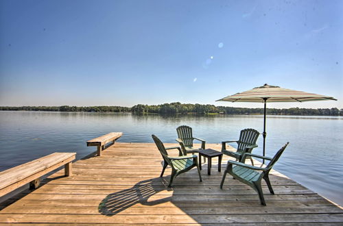 Foto 1 - Quiet Home on Lake Hawkins w/ Kayaks + Dock