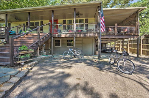 Foto 34 - Quiet Home on Lake Hawkins w/ Kayaks + Dock