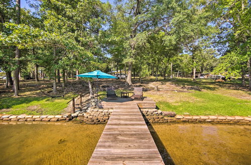 Foto 22 - Quiet Home on Lake Hawkins w/ Kayaks + Dock