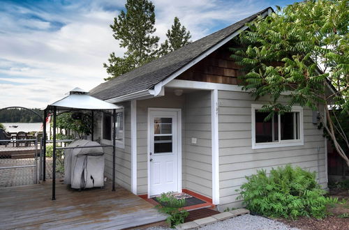 Foto 27 - Charming Lakefront Cabin w/ Deck & Fire Pit