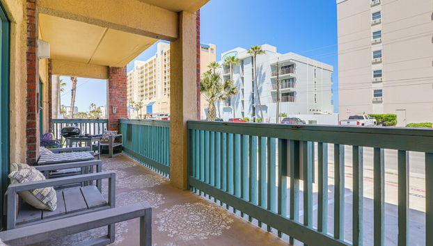 Luxe South Padre Condo w/ Pool - Walk to Beach - Foto 5