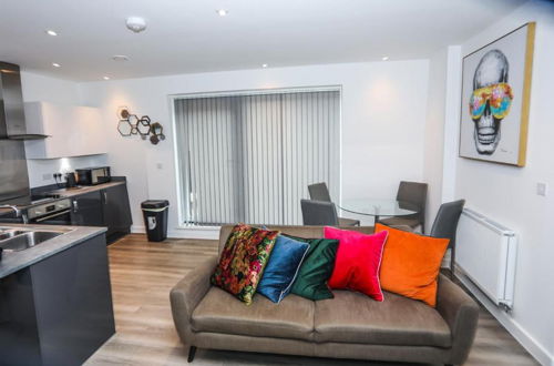 Photo 1 - Immaculate 2-bed Apartment in London