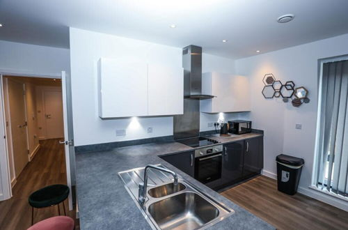 Photo 12 - Immaculate 2-bed Apartment in London