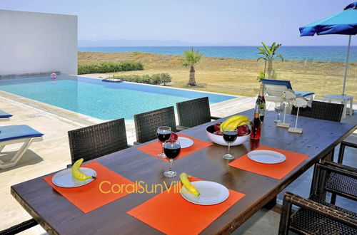 Foto 60 - Blue - Beach Front Spectacular Villa Sleeps 10
