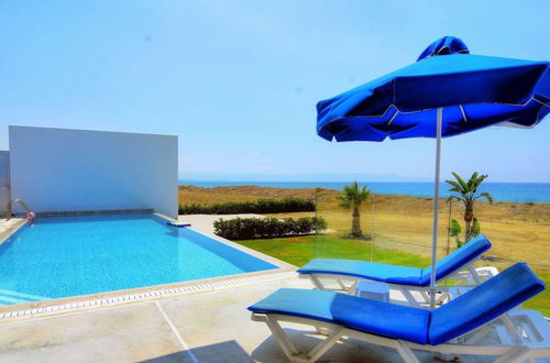 Foto 43 - Blue - Beach Front Spectacular Villa Sleeps 10