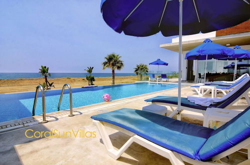 Foto 42 - Blue - Beach Front Spectacular Villa Sleeps 10