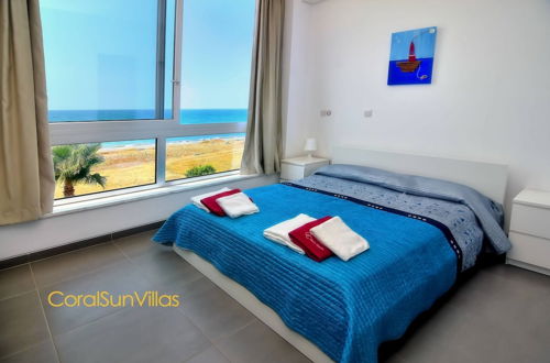 Foto 5 - Blue - Beach Front Spectacular Villa Sleeps 10