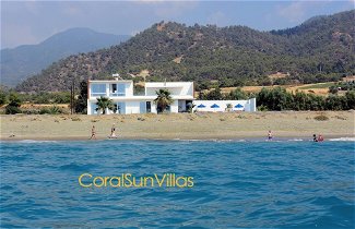 Foto 1 - Blue - Beach Front Spectacular Villa Sleeps 10