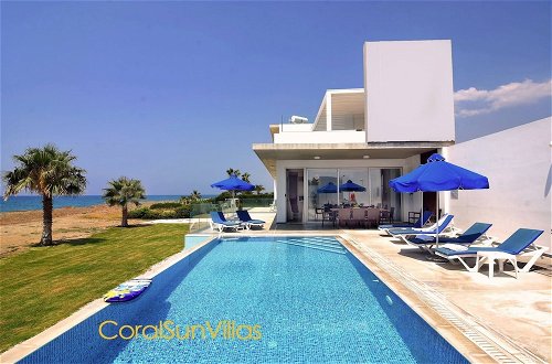 Foto 27 - Blue - Beach Front Spectacular Villa Sleeps 10