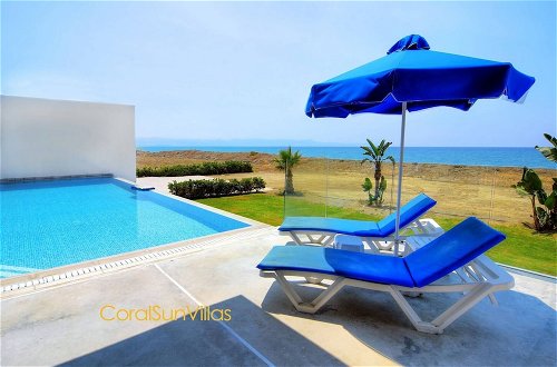 Foto 39 - Blue - Beach Front Spectacular Villa Sleeps 10
