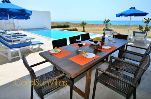 Foto 54 - Blue - Beach Front Spectacular Villa Sleeps 10