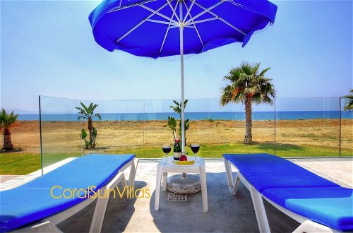 Foto 74 - Blue - Beach Front Spectacular Villa Sleeps 10