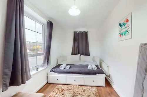 Photo 2 - Central & Cosy 2BD Flat Near Canary Wharf