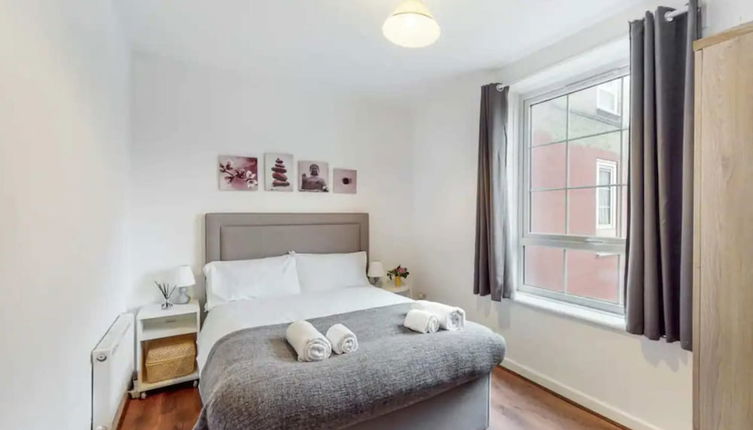 Photo 1 - Central & Cosy 2BD Flat Near Canary Wharf