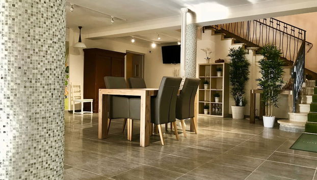 Lobby lounge