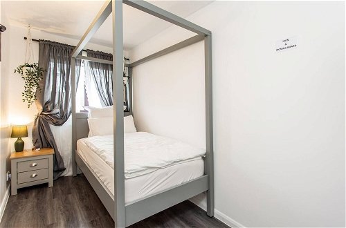 Foto 9 - Immaculate 2-bed Apartment in Dagenham