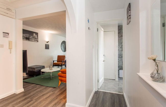 Immaculate 2-bed Apartment in Dagenham - Photo 36