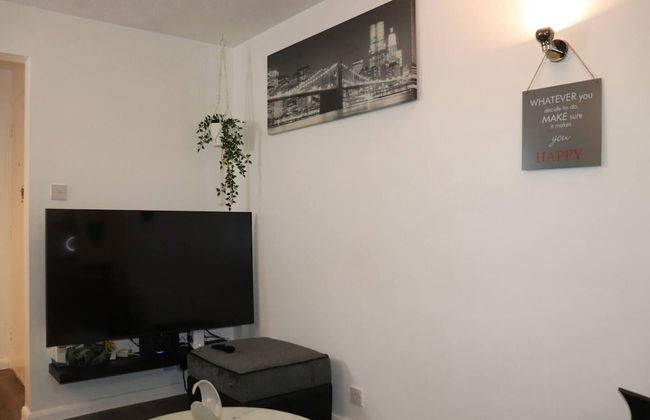 Immaculate 2-bed Apartment in Dagenham - Photo 35