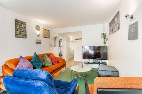 Foto 19 - Immaculate 2-bed Apartment in Dagenham