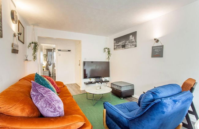 Immaculate 2-bed Apartment in Dagenham - Photo 17