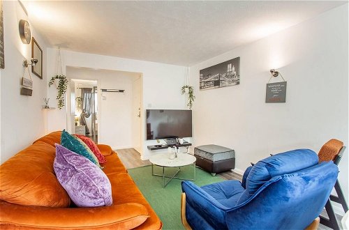Foto 17 - Immaculate 2-bed Apartment in Dagenham