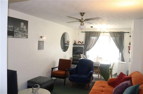Foto 20 - Immaculate 2-bed Apartment in Dagenham
