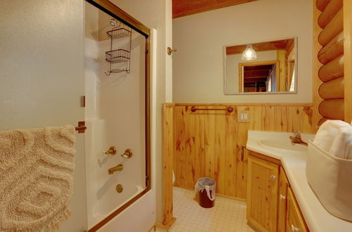 Foto 2 - Pet-friendly Bayfield Cabin Rental With Hot Tub