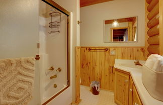 Foto 2 - Pet-friendly Bayfield Cabin Rental With Hot Tub