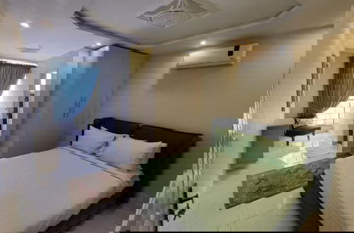 Photo 2 - C Suites