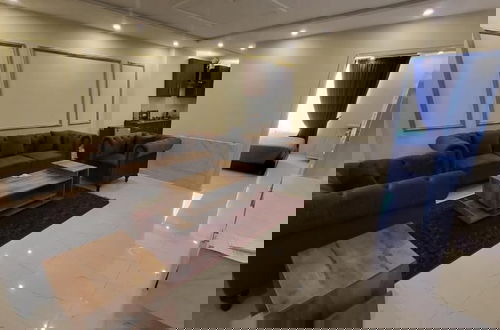 Photo 5 - C Suites