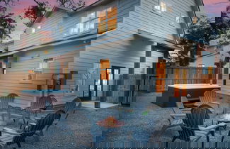 Foto 1 - Rosé Retreat: Luxurious Getaway for 6, Hot Tub, Steps to Main Street