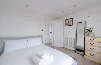 Photo 1 - Charming 4BD House With Private Garden - Tooting