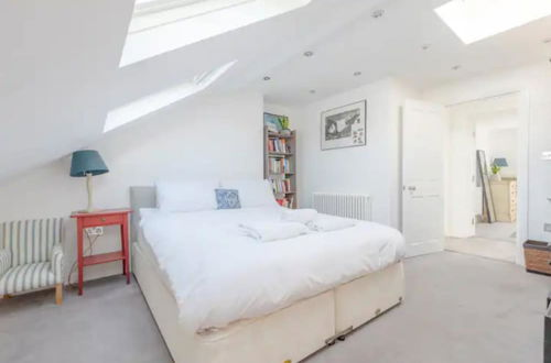 Photo 17 - Charming 4BD House With Private Garden - Tooting
